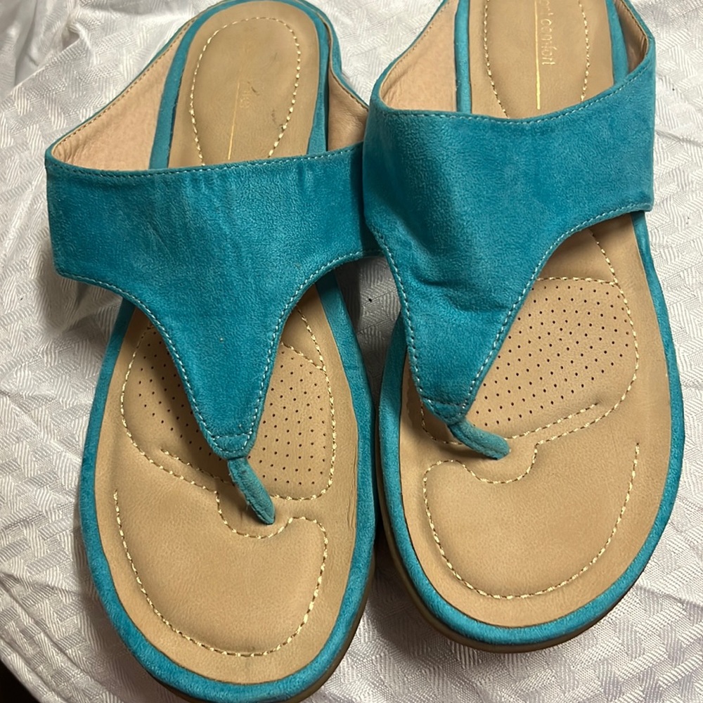 New elegant cushion, size 9, turquoise suites sandals, never been worn